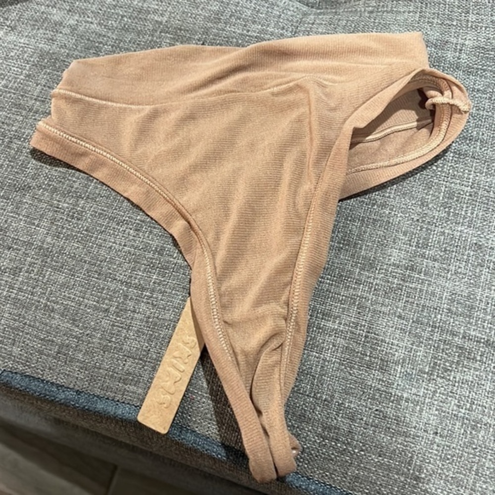 Skims Summer Mesh Dipped Thong - Picture 5 of 9